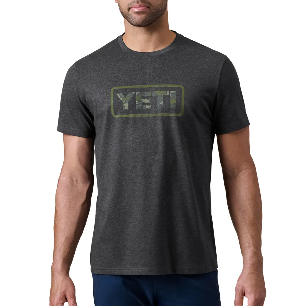 PLAYERA CAMO LOGO BADGE M/C HEATHER CHARCOAL MARCA YETI